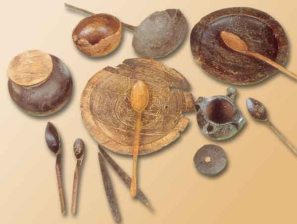 Vaisselle de céramique, bois et fer, Xième s.Colletière, France.
